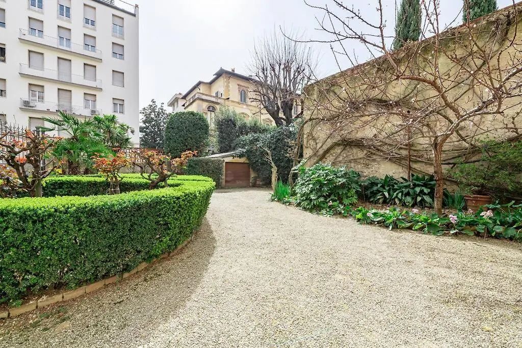 Central And Cosy Pied-A-Terre W/ Free Parking Apartment Florence Italy