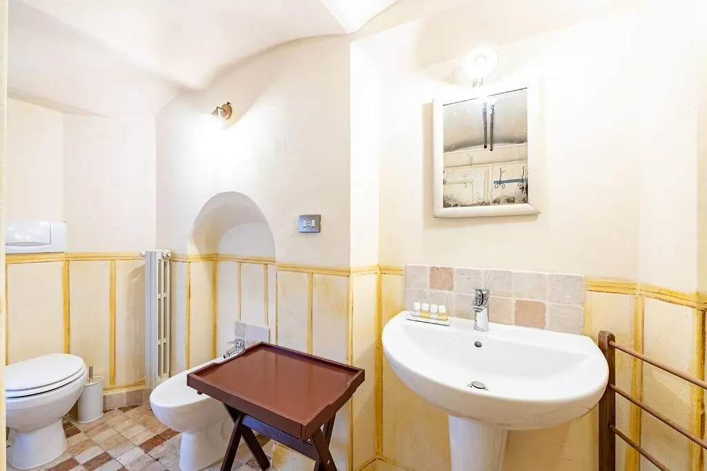 Central And Cosy Pied-A-Terre W/ Free Parking Apartment Florence Italy